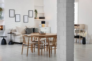 Masa, sandalyeler ve rahat bir kanepe. İç tasarım