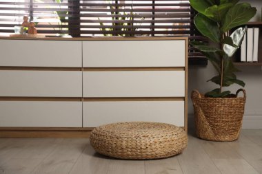 Havalı hasır puf ve ev dekorasyonu