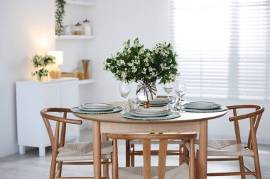 İçerideki yemek masasında bir buket güzel yasemin çiçeği