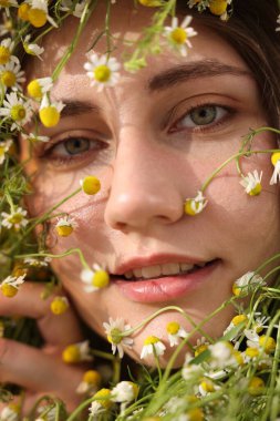 Papatya çiçekli güzel bir kadının portresi, yakın plan.