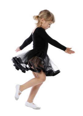 sevimli küçük kız beyaz arka plan üzerinde dans