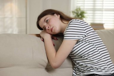 Evdeki kanepede depresif genç kız.