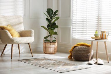 Evde süveter ile süslü püslü bir puf.