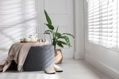 Evde çay takımı olan şık bir pouf. Metin için boşluk