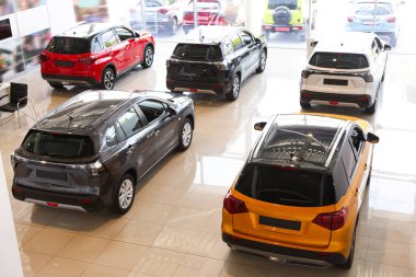 Kuaförde bir sürü lüks araba var. Modern ulaşım