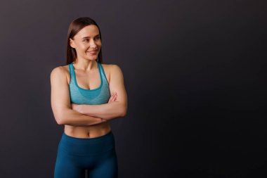 Siyah arka planda profesyonel antrenör portresi. Metin için boşluk