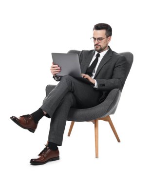 Profesyonel psikolog beyaz arka planda dizüstü bilgisayarla müşterisiyle çevrimiçi istişare yapıyor.