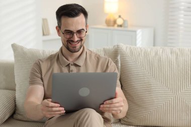 Profesyonel psikolog müşterisiyle çevrimiçi danışmanlık yapıyor.