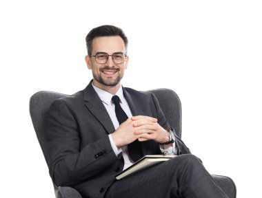 Beyaz arka planda dizüstü bilgisayarı olan profesyonel bir psikolog.