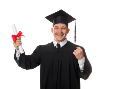 Mezun olduktan sonra beyaz arka planda diplomalı mutlu bir öğrenci.