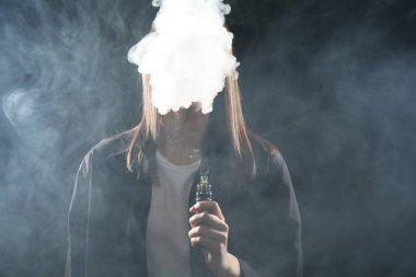 Esmer arkaplanda elektronik sigara içen kadın