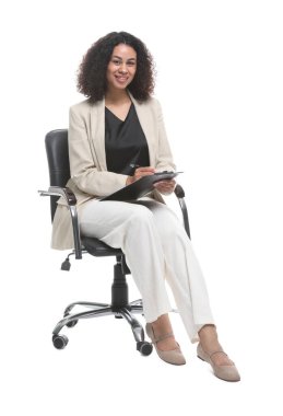 Beyaz arka planda ofis koltuğunda pano ve kalemle profesyonel psikolog.