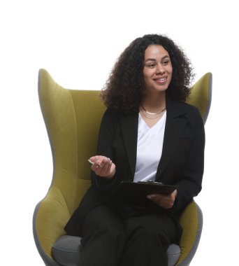 Beyaz arka plandaki koltukta pano ve kalemle profesyonel psikolog.