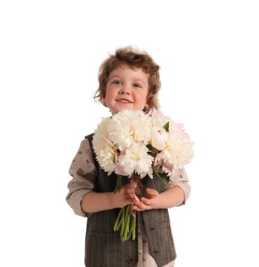 Beyaz arka planda bir buket güzel şakayığı olan sevimli küçük bir çocuk.