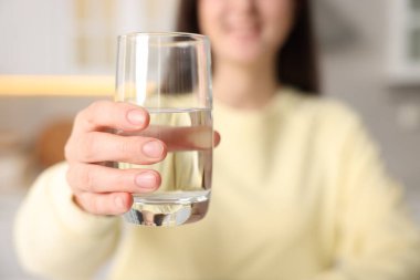 Mutfakta bardaktan su içen kadın, seçici odaklanma