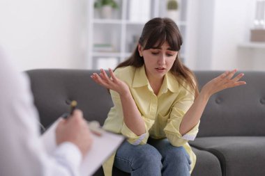 Ofiste hastayla çalışan profesyonel psikolog, seçici odaklanma