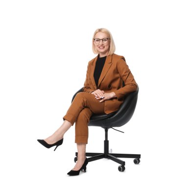 Beyaz arka planda ofis koltuğunda profesyonel psikolog.