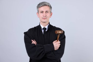 Gri arkaplanda çekiçli yargıç portresi