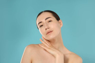 Açık mavi arka planda kaplıca tedavisinden sonra güzel bir kadın