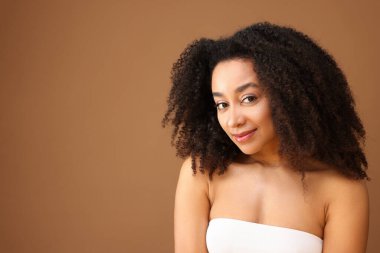 Açık kahverengi arka planda güzel Brezilyalı kadın portresi, metin için boşluk