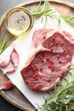 Masada çiğ et ve baharat var.