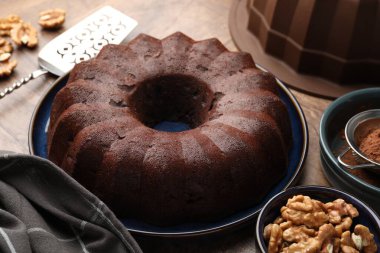 Lezzetli çikolatalı kek, ceviz ve kakao tozu, yakın plan.