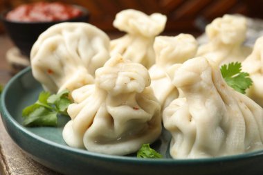 Masada kişniş ve nefis khinkali, yakın plan.