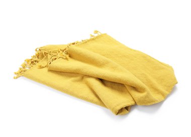 Bir sarı plaj havlusu beyaz üzerine izole edilmiş