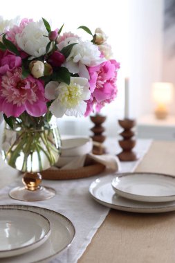 İçinde şakayık demeti olan güzel bir masa, yakın plan.