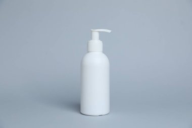 Açık gri arka planda beyaz bir kozmetik ürünü.