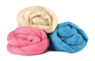Beyazda izole edilmiş farklı renkte yün