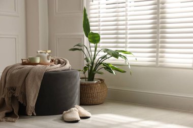 Evde çay takımı olan şık bir pouf. Metin için boşluk