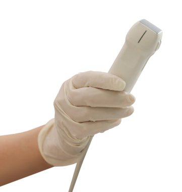 Sonografın elinde ultrasonik güç çevirici var. Beyaz arka planda, yakın plan. Tıbbi ekipman