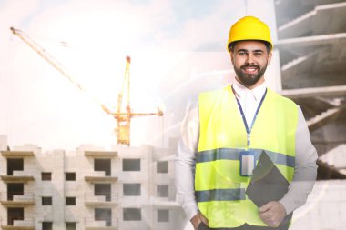 Pano ve tamamlanmamış binaları olan mühendis, çoklu pozlama