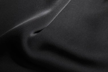 Arkaplan olarak buruşmuş siyah ipek kumaş, üst görünüm
