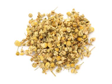 Kuru papatya çiçekleri yığını, beyaza izole edilmiş, manzaranın üstünde