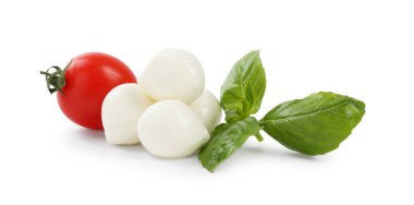 Beyaz arka planda lezzetli mozzarella peynir topları, domates ve fesleğen.