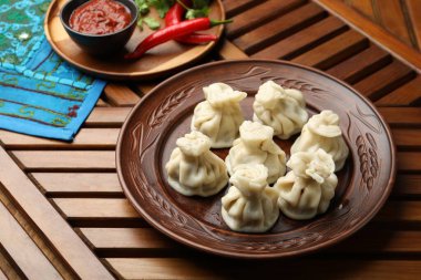 Ahşap masada servis edilen nefis khinkali.