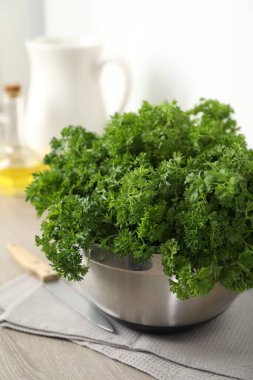 İçerideki masada taze maydanoz var.