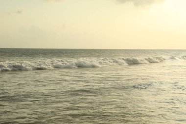 Güzel deniz ve bulutsuz gökyüzü tropikal sahilde
