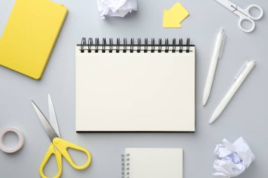 Gri arkaplan üzerine dizüstü bilgisayarları olan düz konum