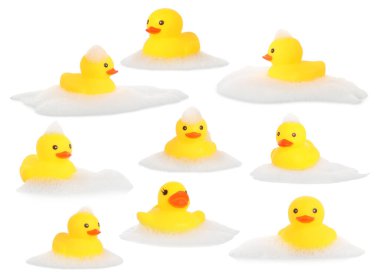 Beyaz arka planda sevimli lastik ördekler, kolaj.