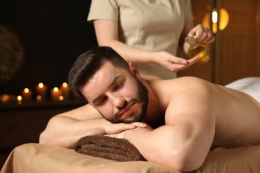 Adam spa salonunda masaj yaptırıyor.