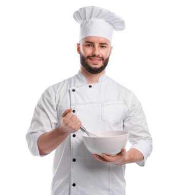 Üniformalı mutlu pastacı elinde çırpı ve kase ile beyaz arka planda