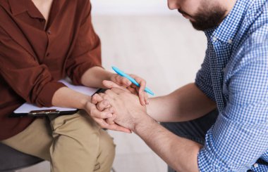 Ofisteki terapi seansında hastaya destek veren psikolog, yakın çekim.