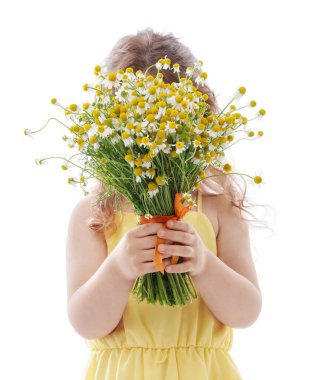 Beyaz arka planda bir buket güzel papatya çiçeğiyle sevimli küçük kız.