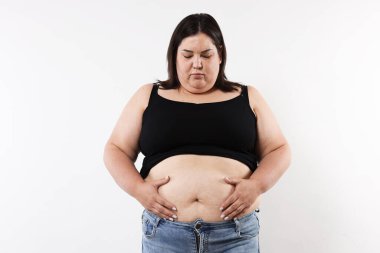 Beyaz arka planda aşırı göbek yağı olan bir kadın.