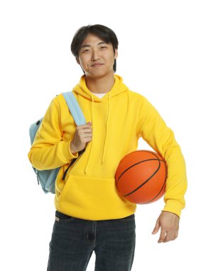 Beyaz arka planda basketbol topu ve sırt çantası olan bir öğrenci.