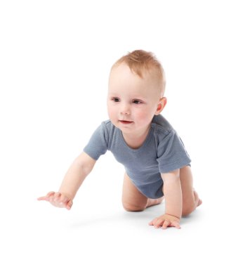 Beyaz arka plan üzerinde sürünerek şirin bebek