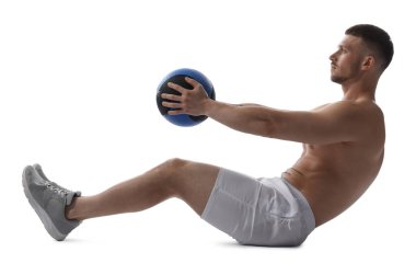 Beyaz arka planda ilaç topuyla egzersiz yapan adam.